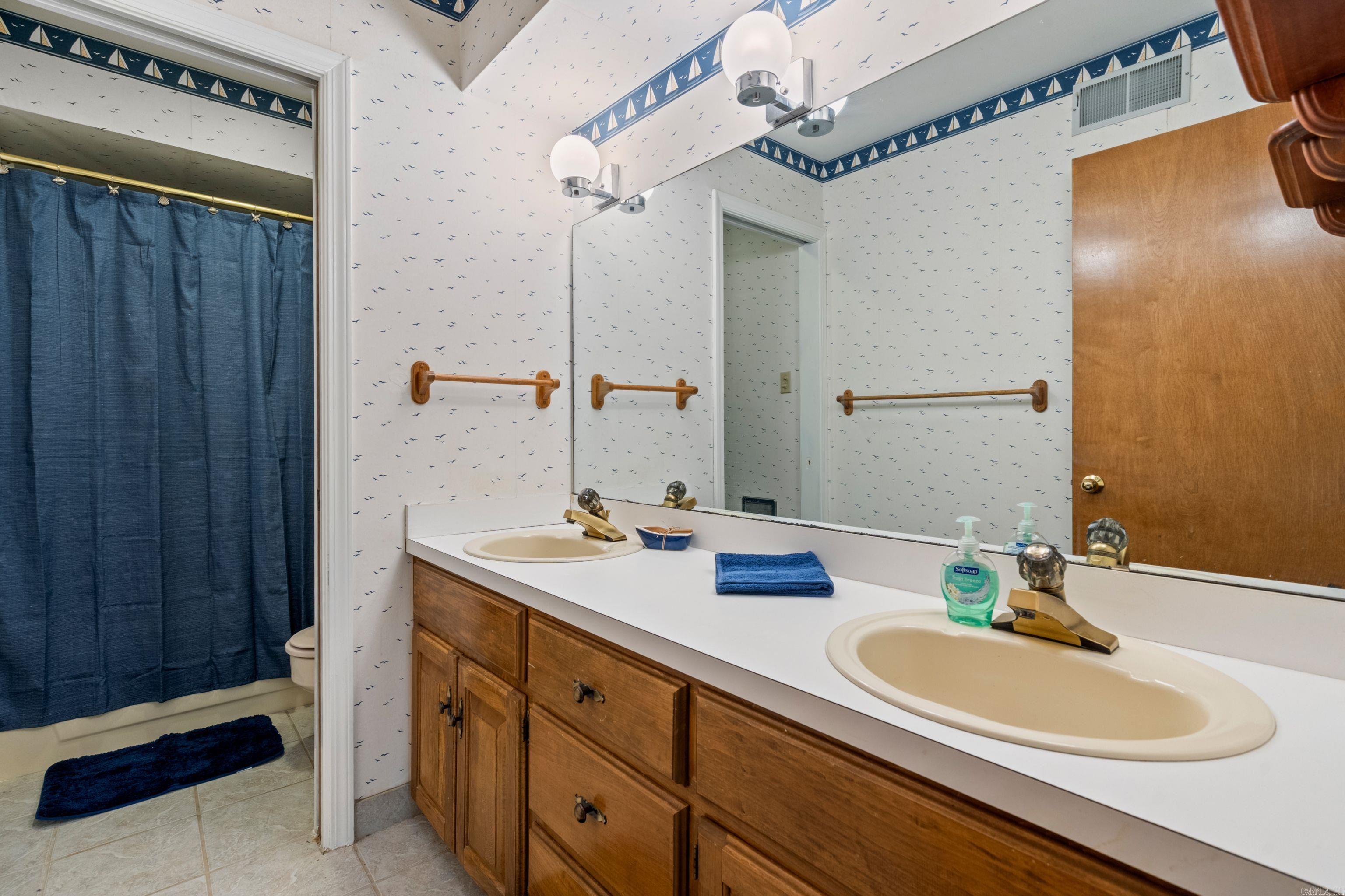 SILVER POINT CONDOS - Residential