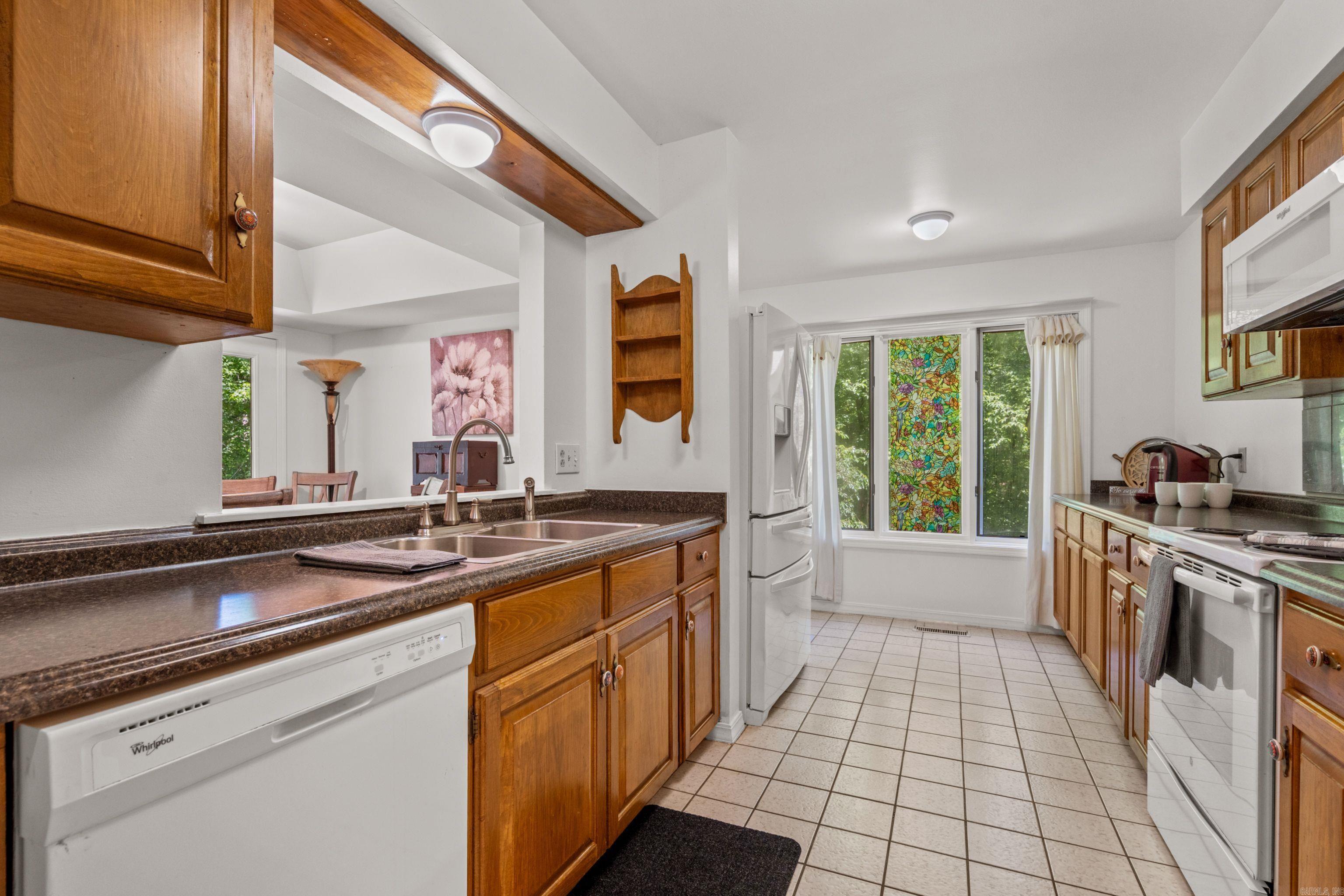 SILVER POINT CONDOS - Residential