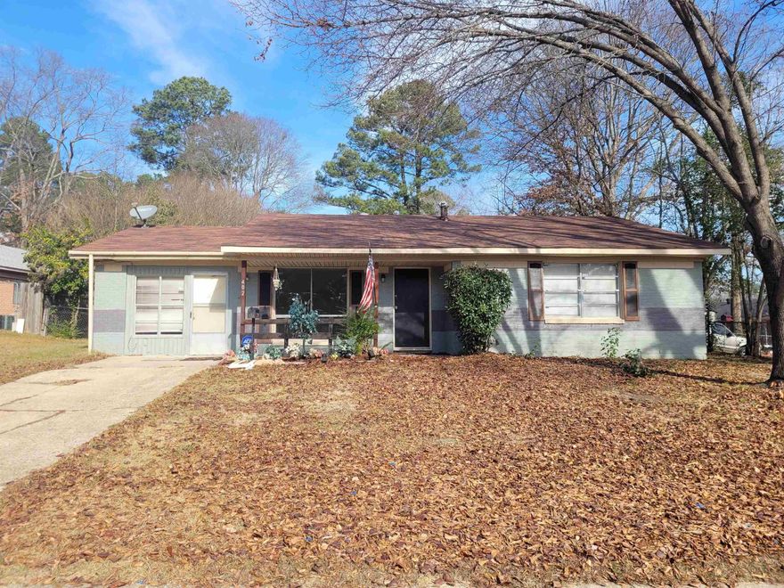 This three bed two bath would make a great starter home. Along with the big back yard and being close to multiple stores.
