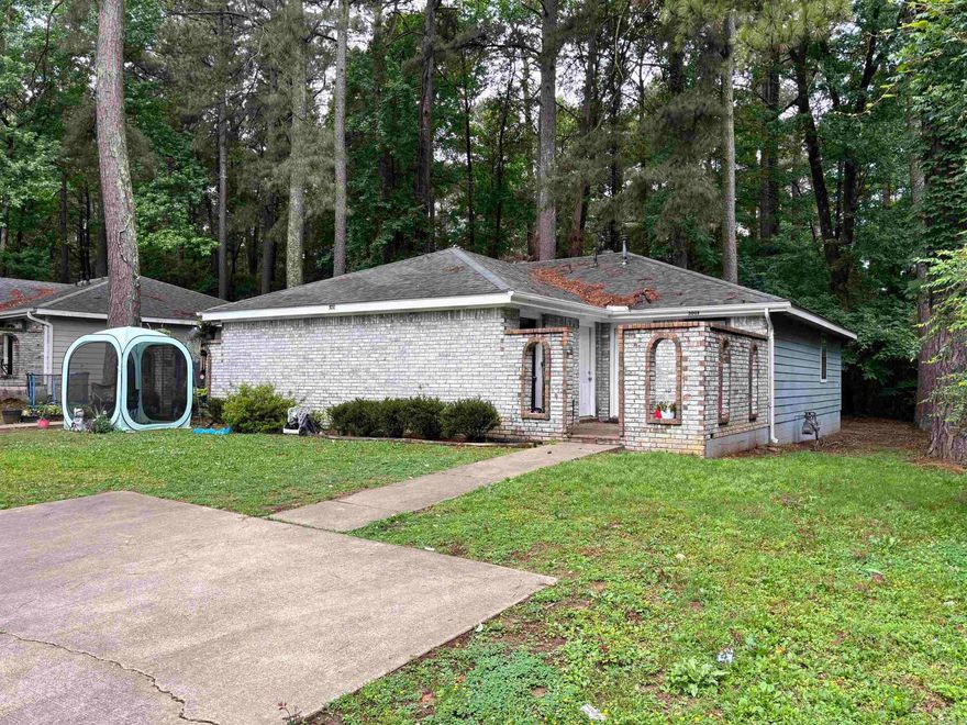 2bd/1ba duplex in Jacksonville. Please text first listing agent for setting up a showing. Property is tenant occupied so requires 24-hour notice for showings. Agents see remarks! Lease in place. Monday-Friday showings 8:30 to 5:30 only. Any offer needs to have the following verbiage included "buyer is aware there is a lease in place and agree to the lease terms".