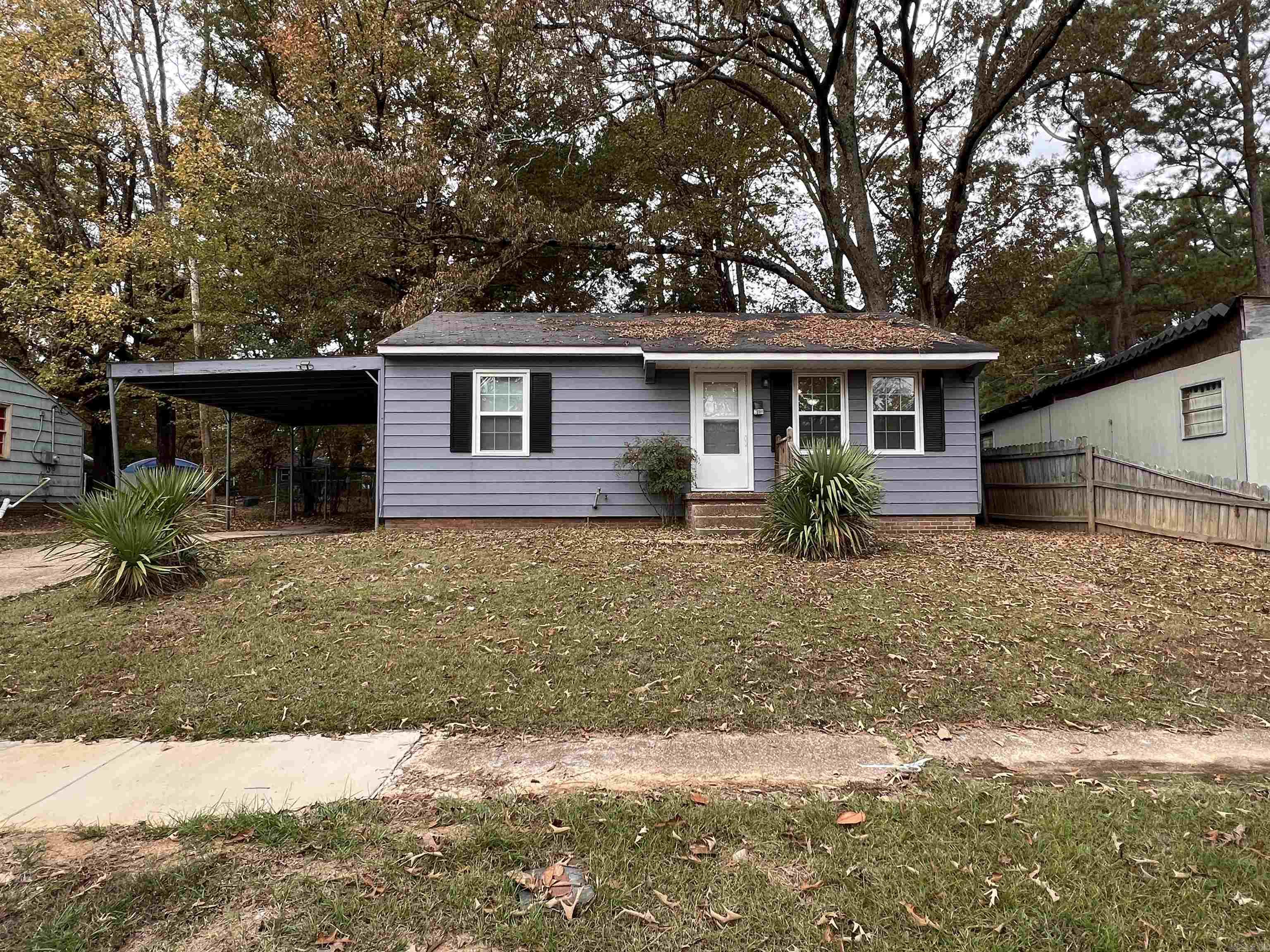 Looking for a great starter home? With lots of updates and upgrades youāll be set to move right in. This home has lots of storage and spacious rooms throughout. Donāt miss the covered parking and backyard!