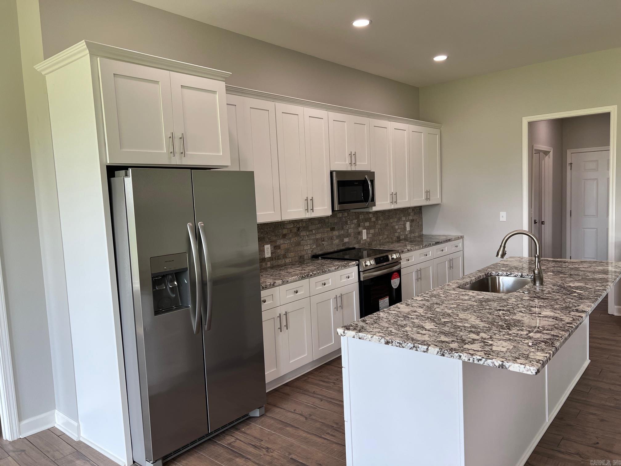 COUNTRY MEADOWS - Residential