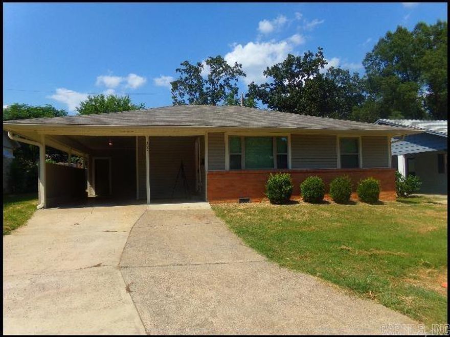 *NORTH LITTLE ROCK* CUTE HOME IN PARK HILL!! This 3 Bedroom And 1.5 Bath Home Features Over 1200 Sqft! Electric Range, Refrigerator (As-Is), And Dishwasher Provided In Kitchen! Washer/Dryer Hookups! Carport For Parking! Central Heat And Air! Fenced In Backyard! AVAILABLE NOW!!! <a href='https://raineyrealty.com/virtualtour.php?r=sBtxHr'> Click here for a 360° Virtual Tour</a>