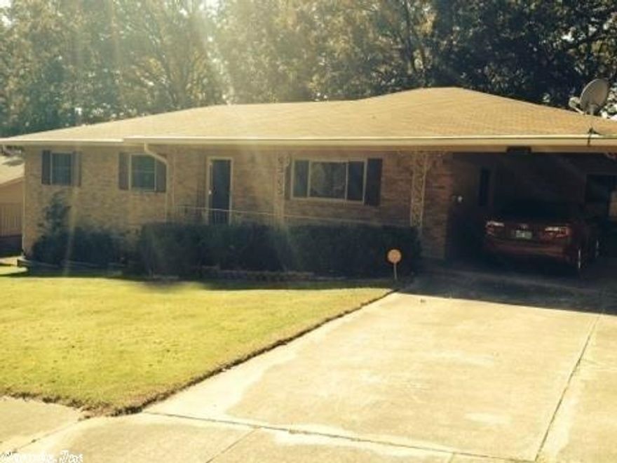 This Lovely Lakewood Homes offers TWO living areas!! 16X20 Den with FP.  Eat-in-Kitchen w/Breakfast bar, hardwoods in bedrooms & hallway. New 6/2014 freshly painted interior ceiling, walls, cabinets & trim, pressure washed deck, 2012 (transferable warranty) Raidiant Barrier in attic makes very efficient utilities, 2009 microwave & dishwasher, 2012 disposal,  2005 Energy Efficient Pella Windows, 2007 sewer lines. Work area under home.  See agent remarks