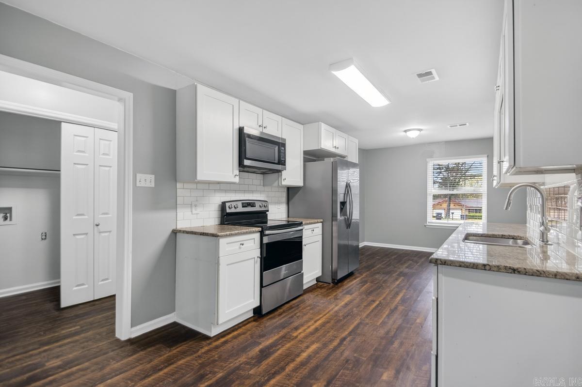 WOODLAND HILLS - Residential