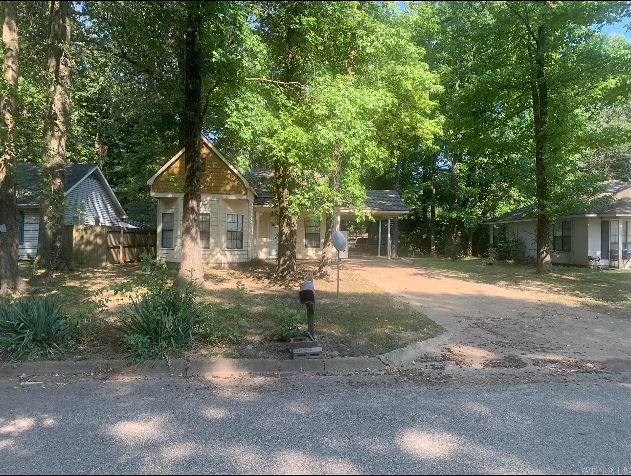 Investors Dream! 3 bedroom 2 bathroom 1248 sqft home! Has a new roof, needs more work inside. Call me or your favorite agent to schedule a showing!