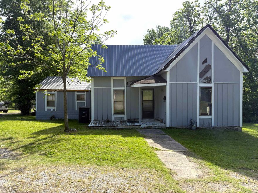 Located at 585 N. Royal Ave in Piggott, AR, this 2-bedroom, 1-bath home offers 938 square feet on a 0.18-acre lot. This property has already been partially gutted, with some repairs completed, making it a great head start for your next renovation project. Perfect for investors or buyers looking to customize a home to their own style, you can step in and finish it to your vision. Don’t miss your chance to turn this property into a profitable investment or a cozy home!