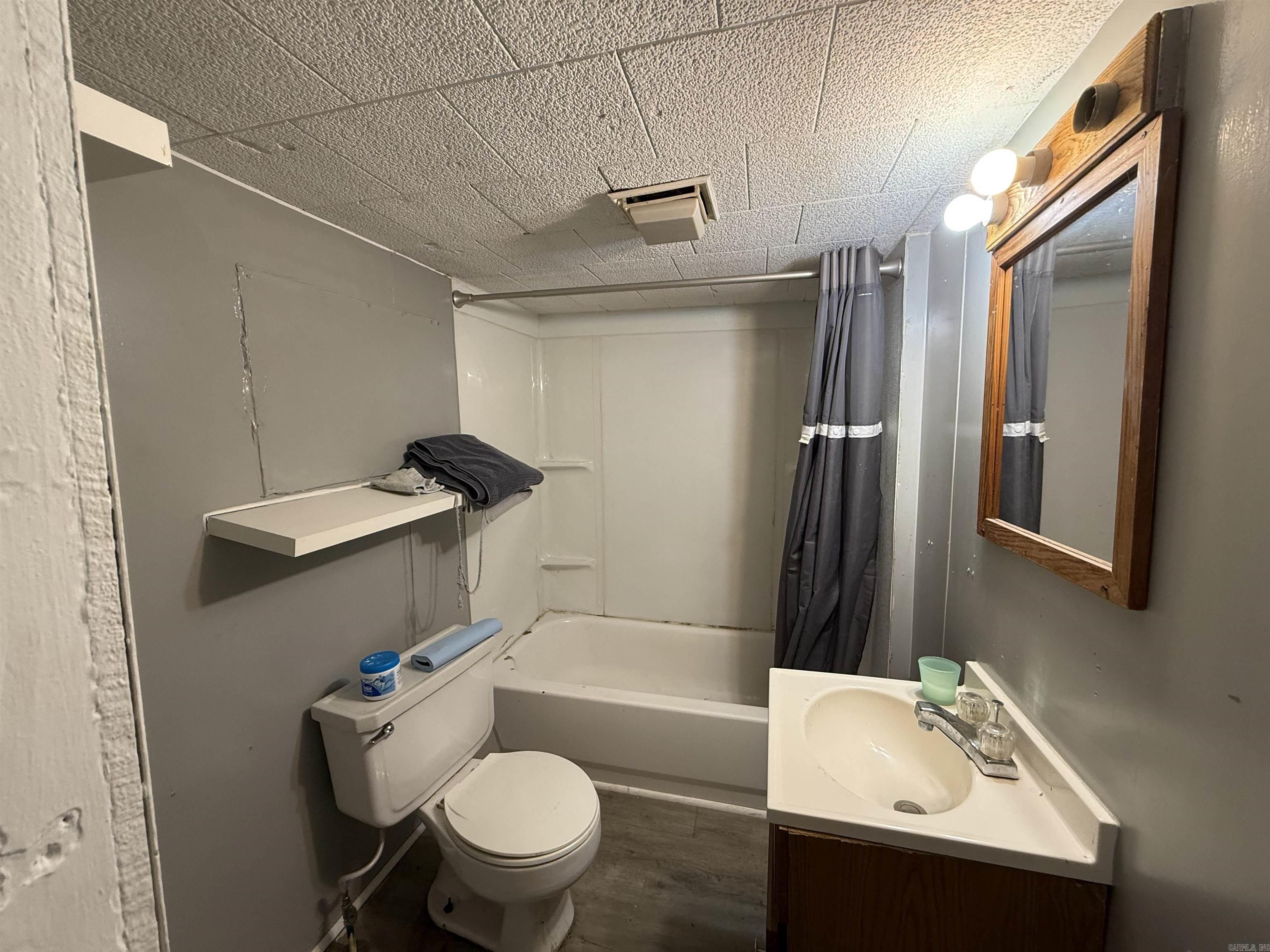 CASTLEBERRY 1ST - Residential