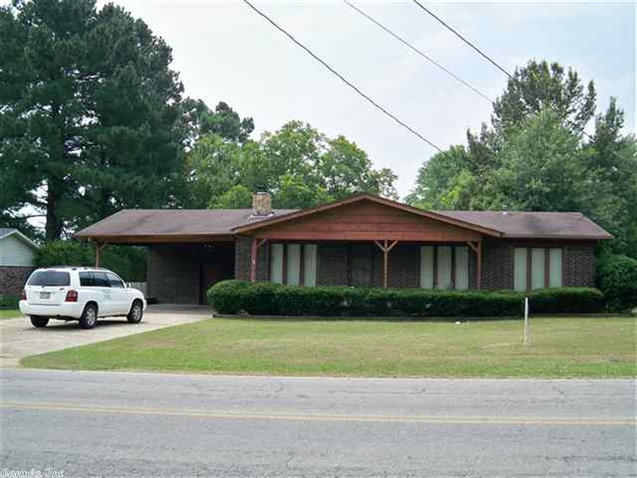 What a wonderful place to call home! Open floor plan with parquet floors in the living and kitchen area. Huge fenced back yard with a storage building on over a half an acre. Property goes all the way to the creek. New carpet in the bedrooms! Lake access*