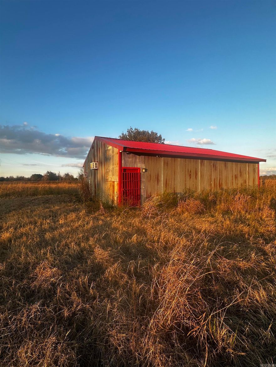 Very nice and ready to go restaurant or bar space that is sitting on 3.70 acres with plenty of room for parking!