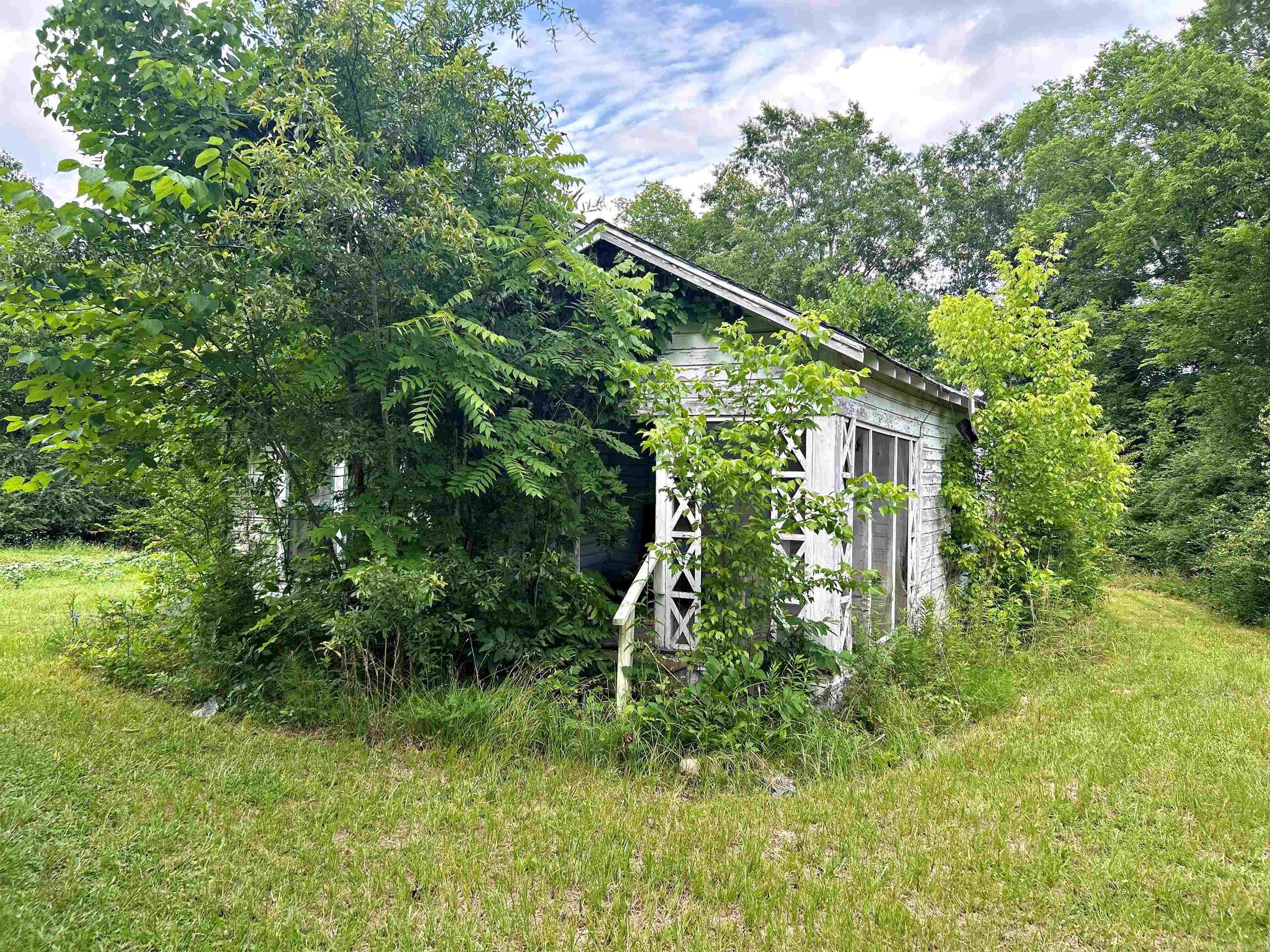 Fixer Upper. Great Lot.