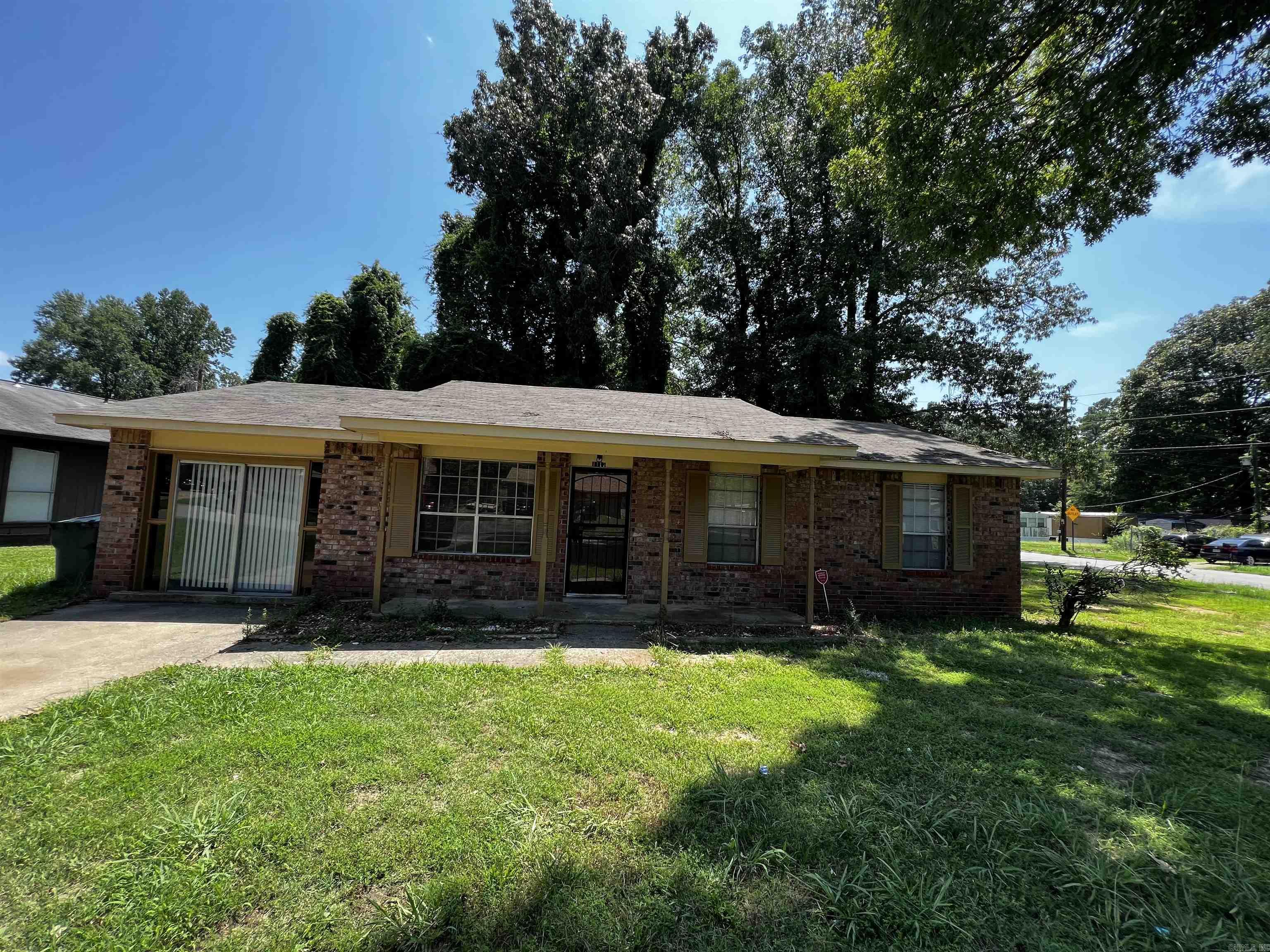 "Looking to entertain? Look no further! This newly renovated home is perfect for hosting gatherings with its fantastic entertainment room complete with a bar area. Boasting three spacious bedrooms, this home is move-in ready, offering both comfort and style for your next social event or cozy night in."