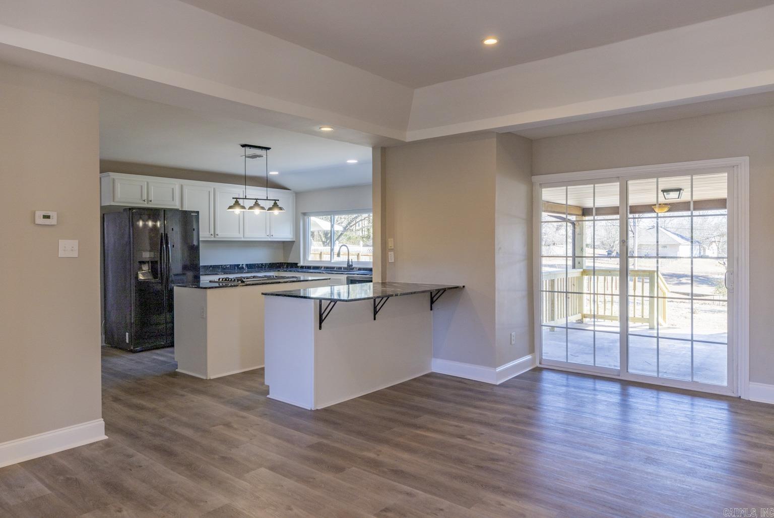 BEAUTIFUL LAKEVIEW - Residential