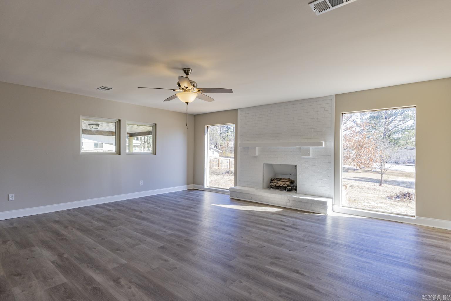 BEAUTIFUL LAKEVIEW - Residential