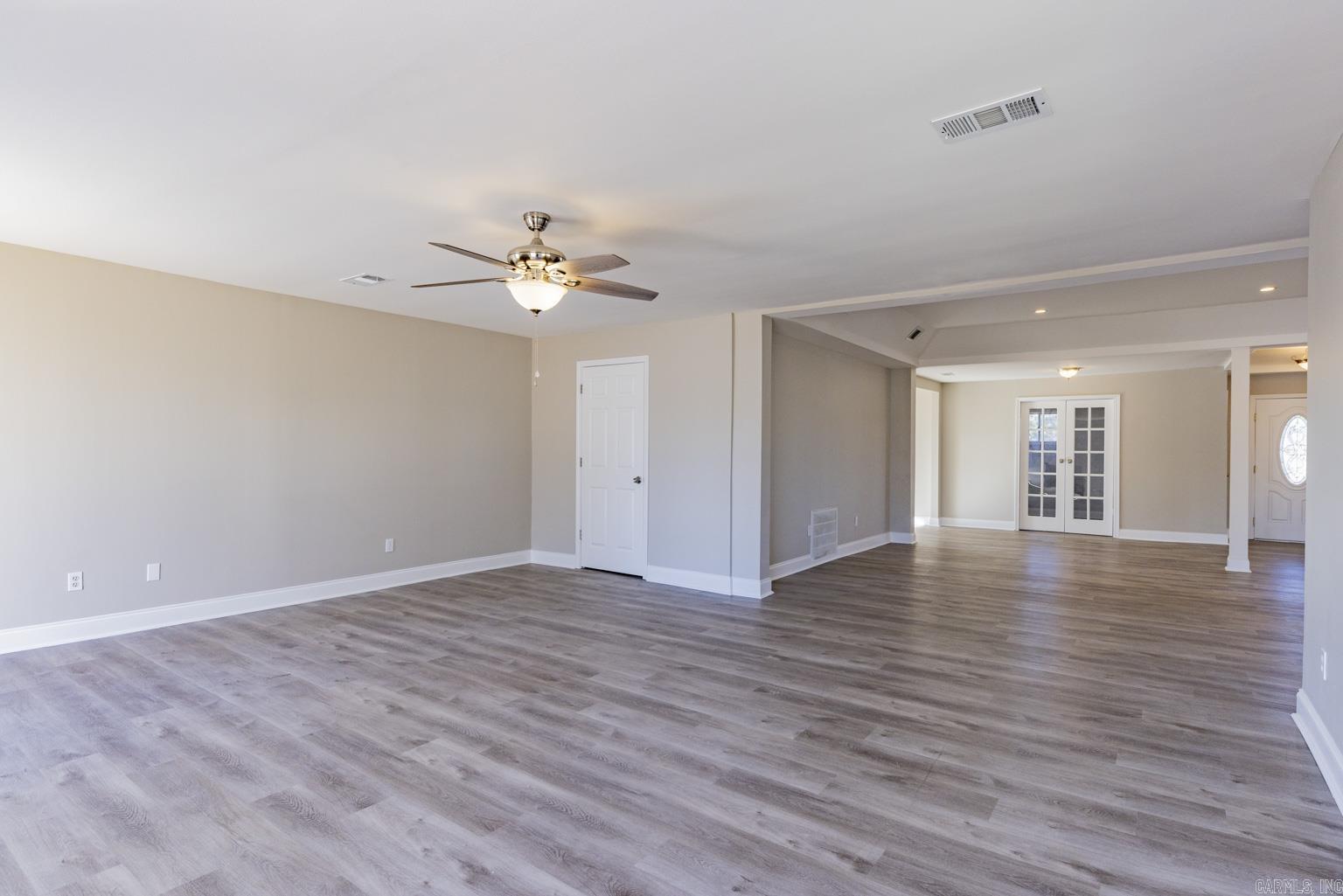 BEAUTIFUL LAKEVIEW - Residential