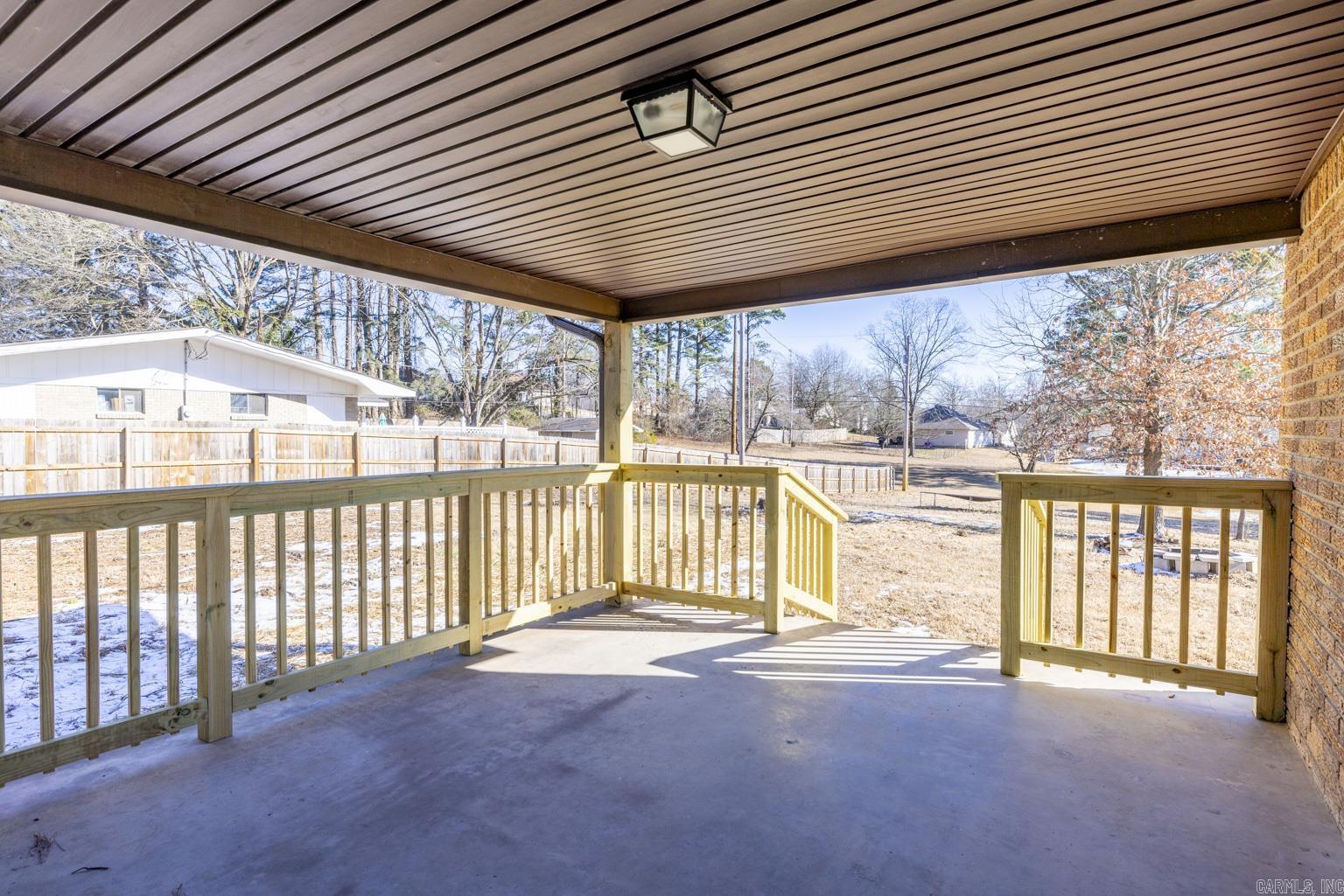 BEAUTIFUL LAKEVIEW - Residential