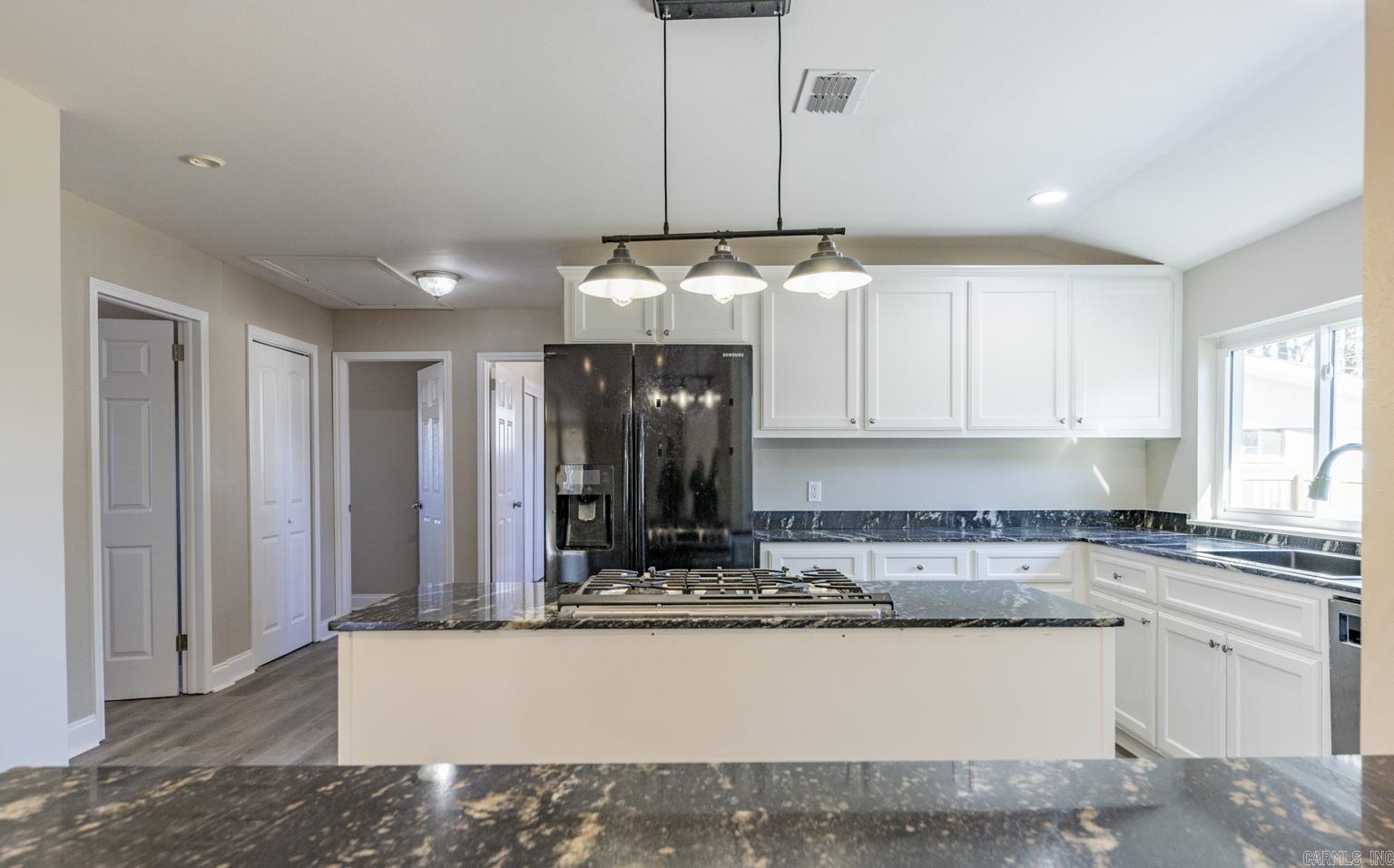 BEAUTIFUL LAKEVIEW - Residential