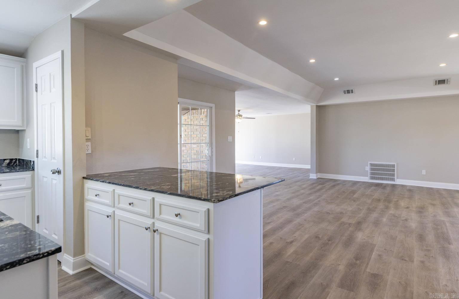 BEAUTIFUL LAKEVIEW - Residential