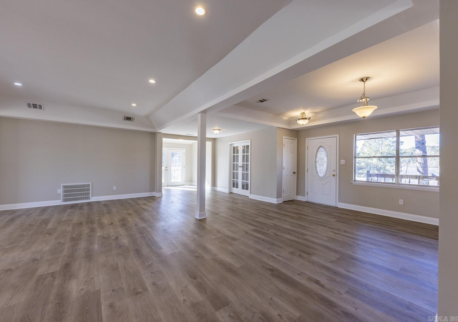 BEAUTIFUL LAKEVIEW - Residential