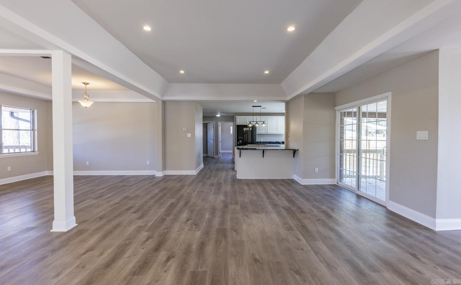 BEAUTIFUL LAKEVIEW - Residential