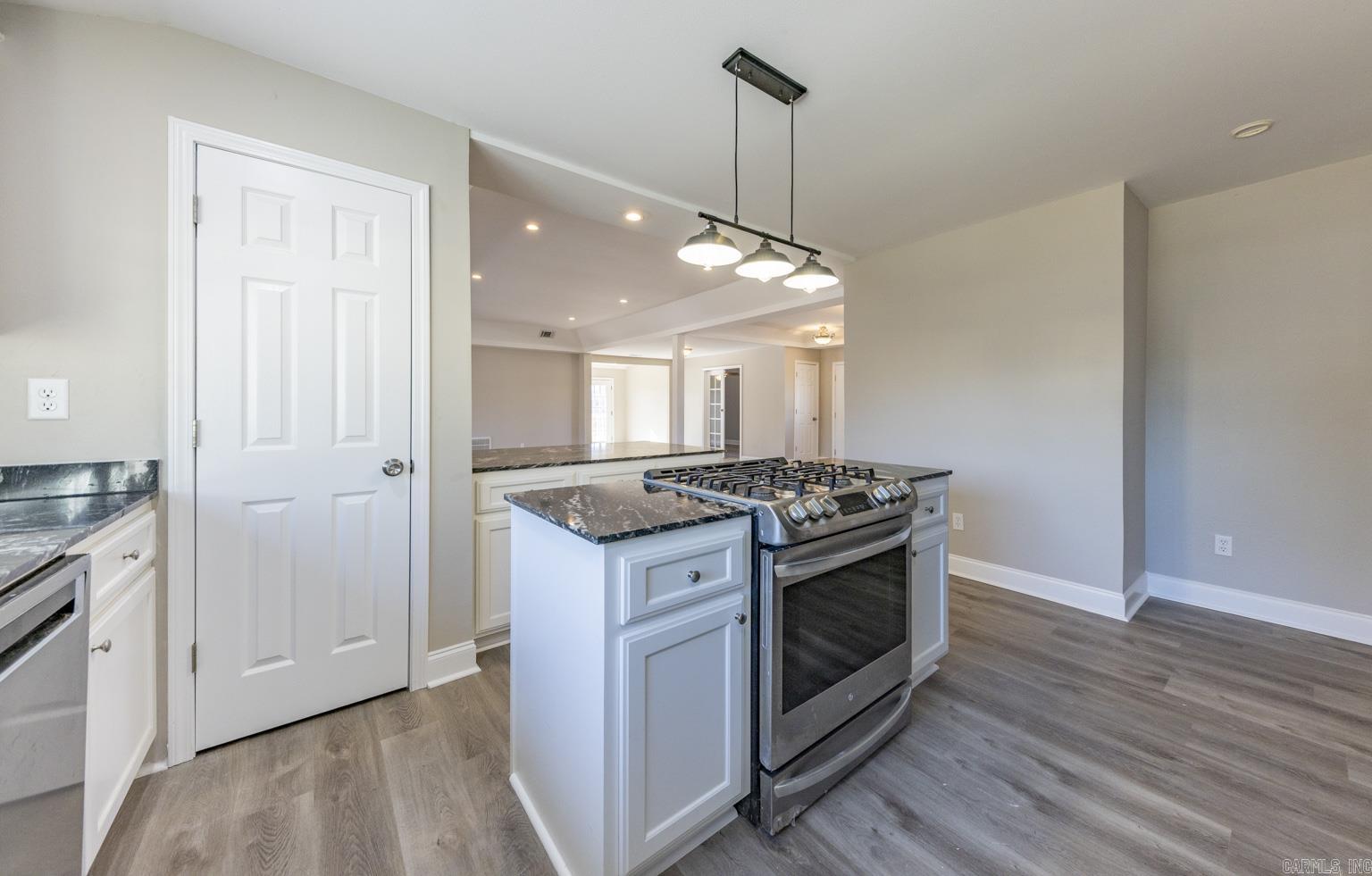 BEAUTIFUL LAKEVIEW - Residential