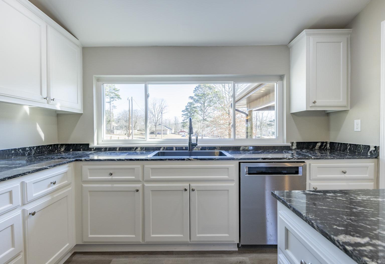 BEAUTIFUL LAKEVIEW - Residential