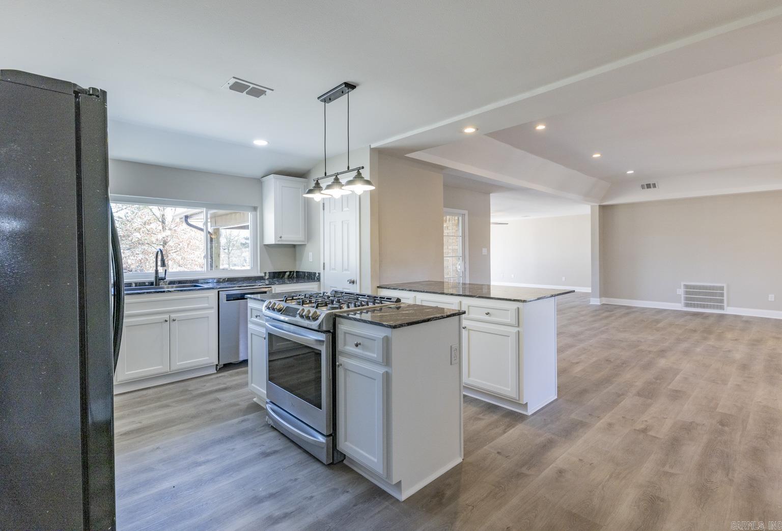 BEAUTIFUL LAKEVIEW - Residential