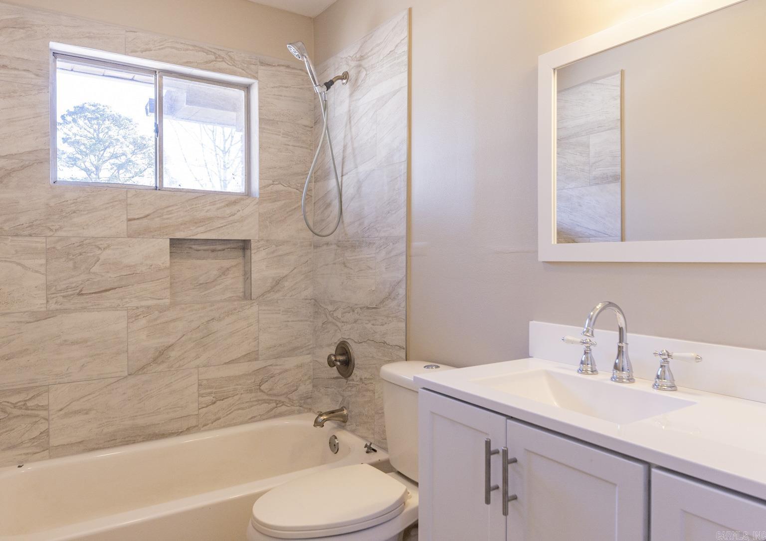 BEAUTIFUL LAKEVIEW - Residential