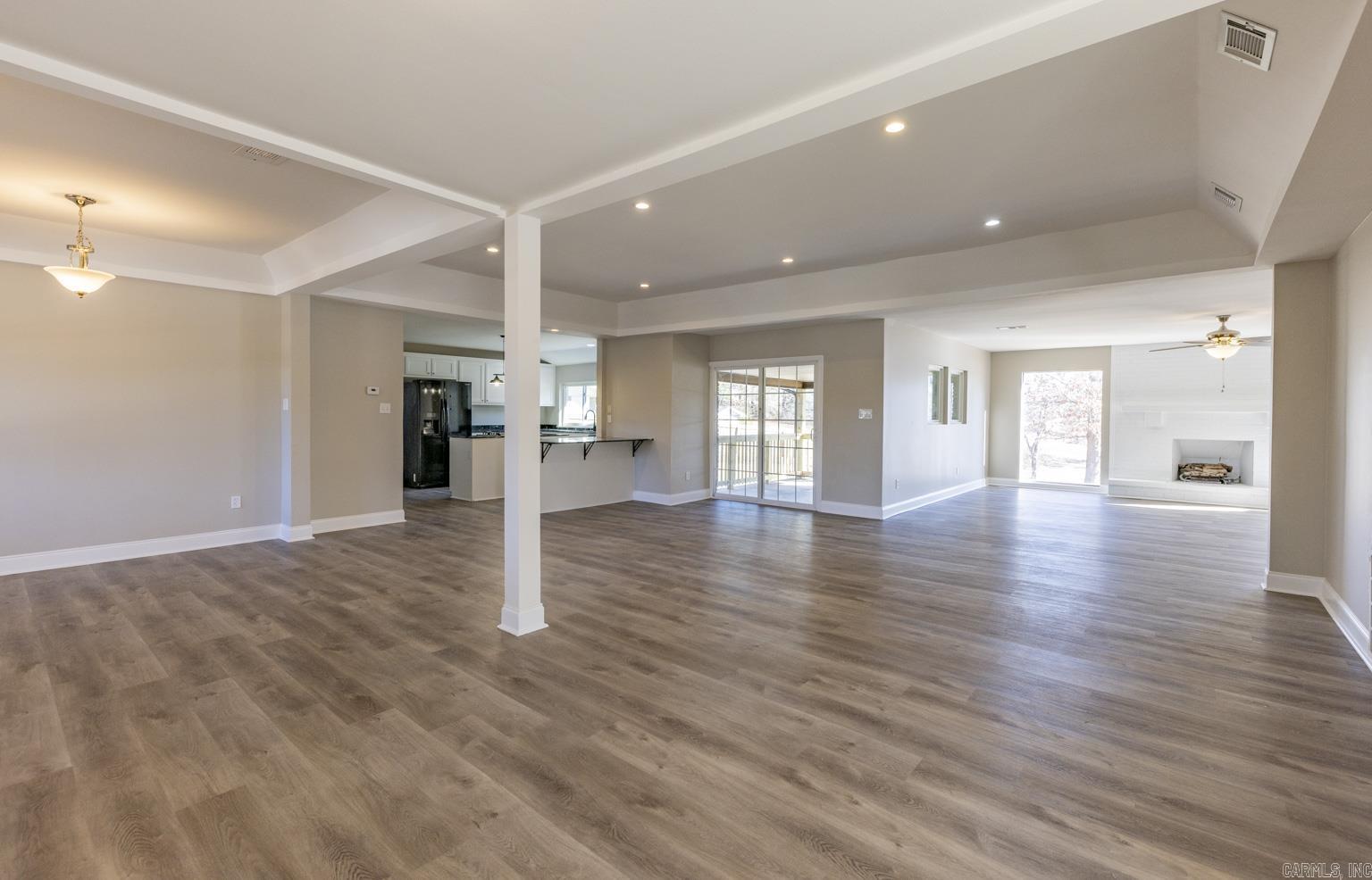 BEAUTIFUL LAKEVIEW - Residential