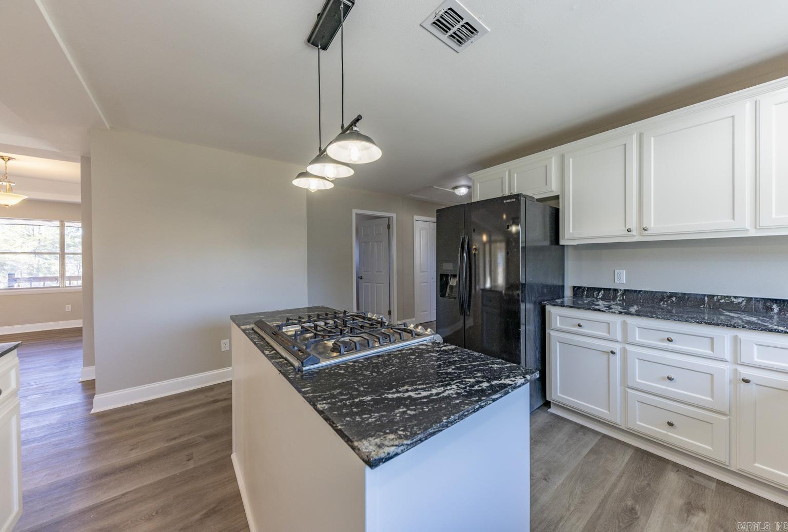 BEAUTIFUL LAKEVIEW - Residential