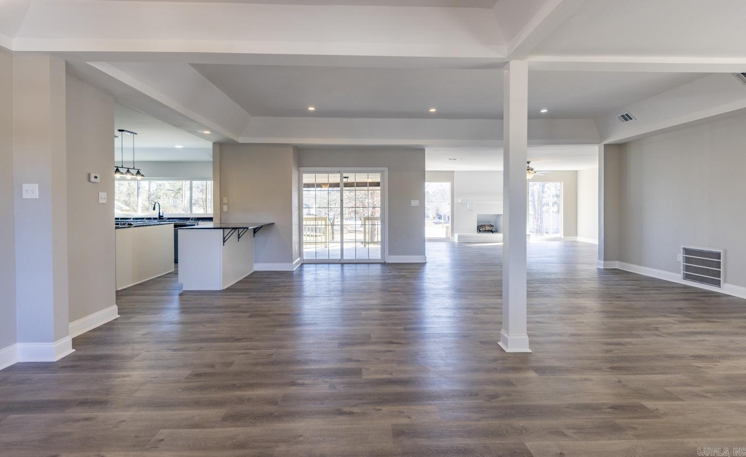 BEAUTIFUL LAKEVIEW - Residential