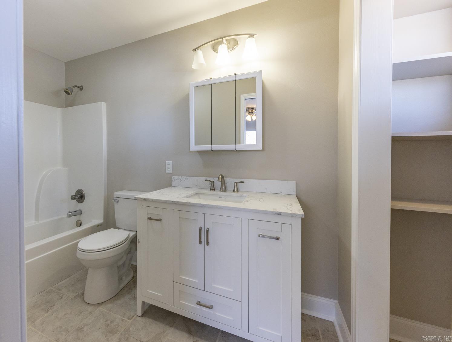 BEAUTIFUL LAKEVIEW - Residential