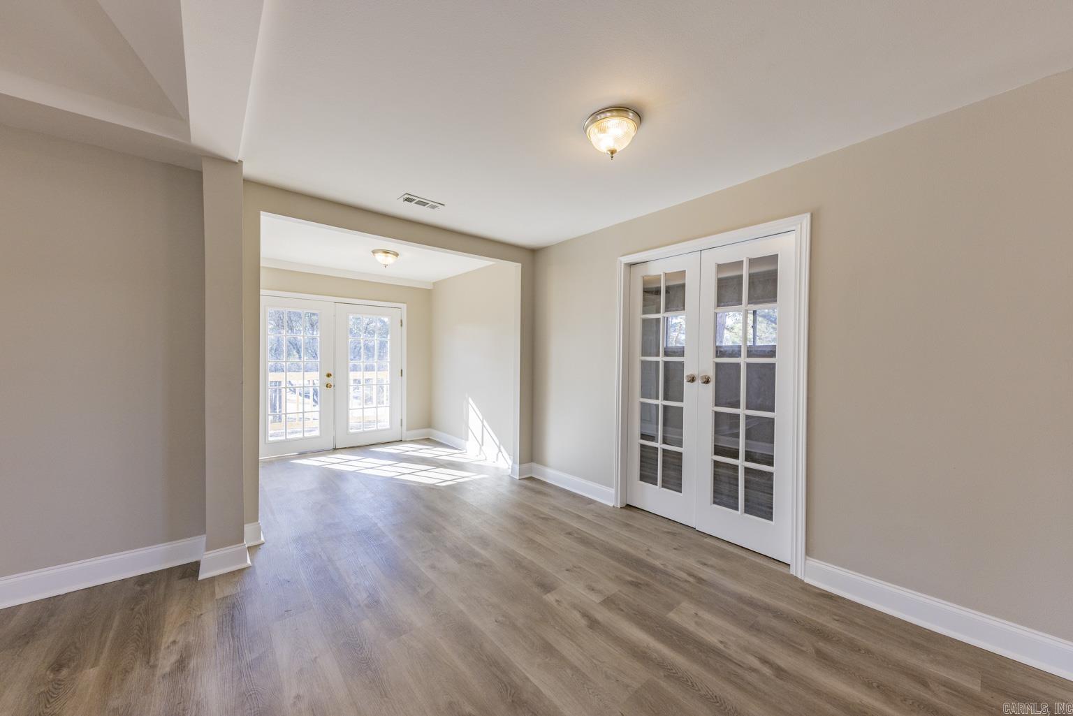 BEAUTIFUL LAKEVIEW - Residential