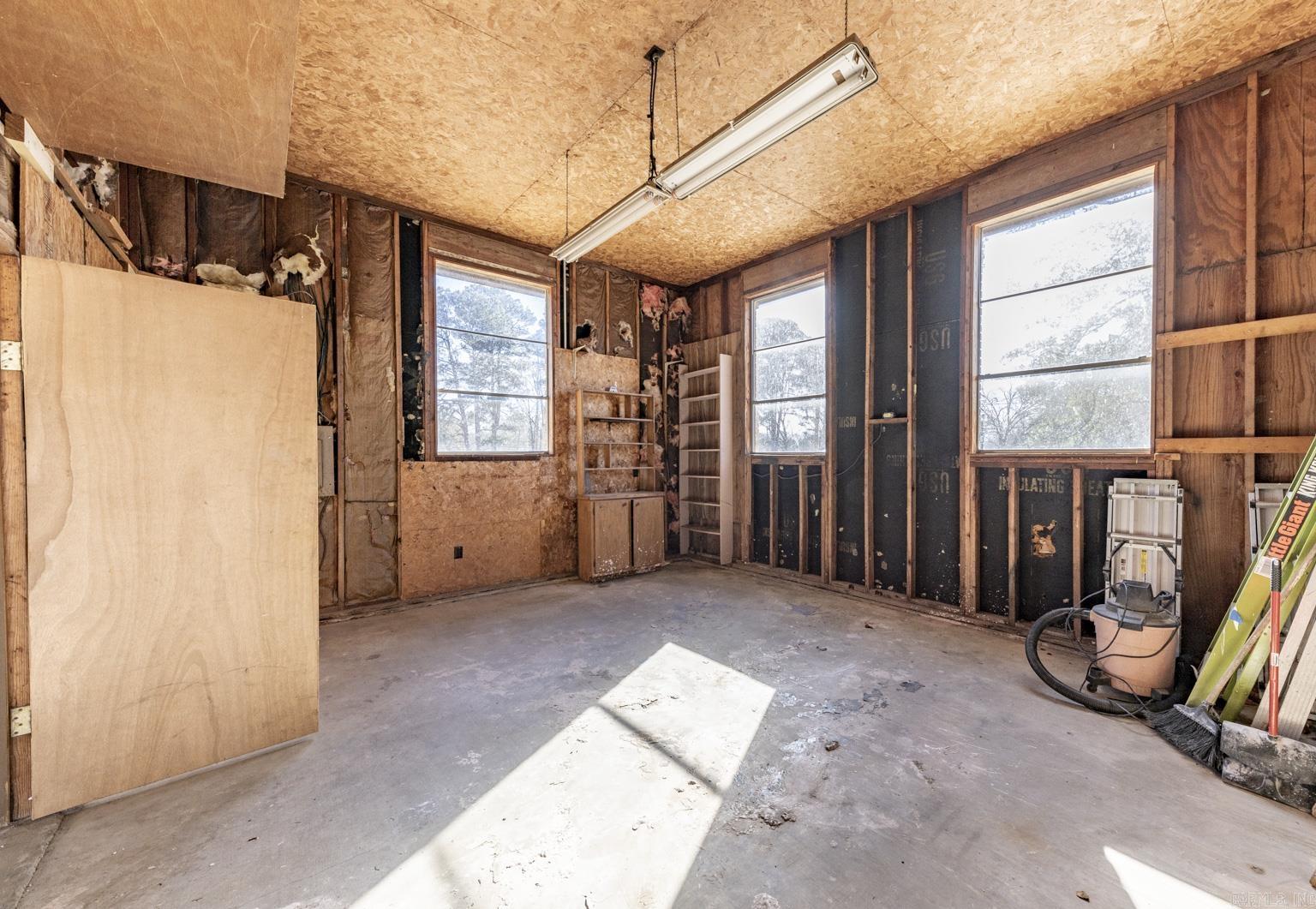 BEAUTIFUL LAKEVIEW - Residential