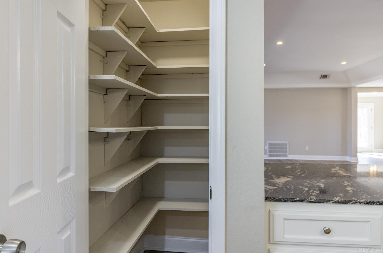 BEAUTIFUL LAKEVIEW - Residential