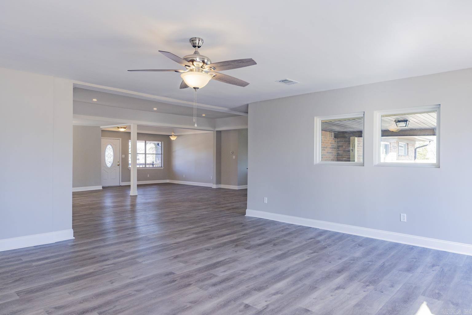 BEAUTIFUL LAKEVIEW - Residential