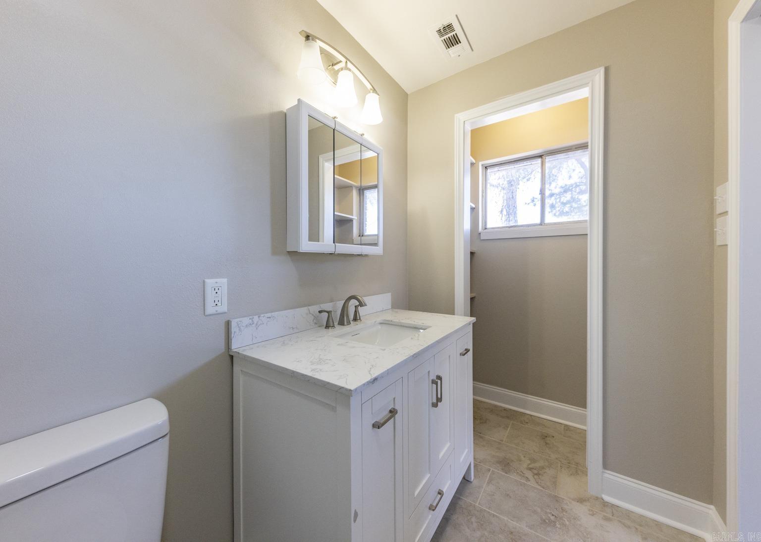 BEAUTIFUL LAKEVIEW - Residential