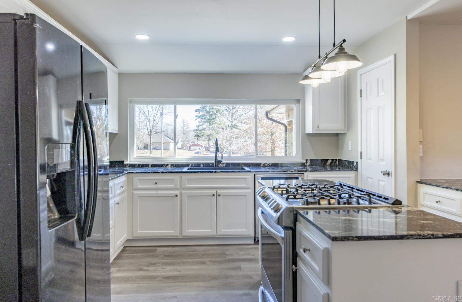 BEAUTIFUL LAKEVIEW - Residential