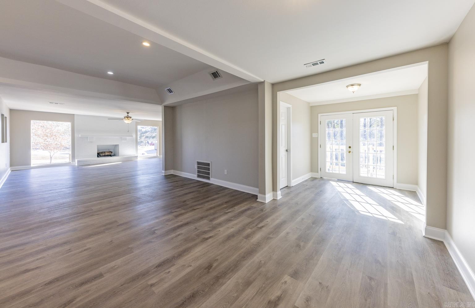 BEAUTIFUL LAKEVIEW - Residential