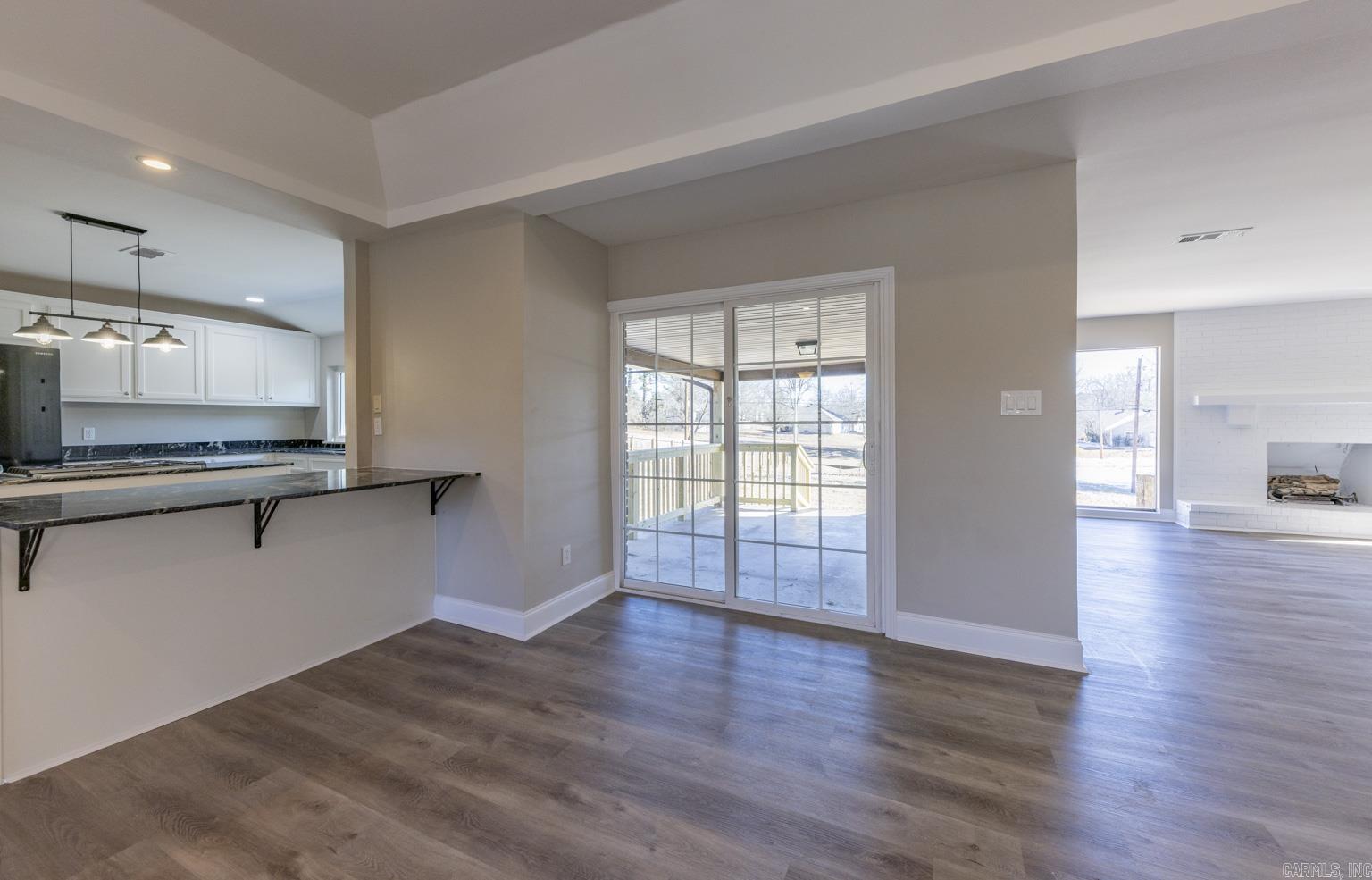 BEAUTIFUL LAKEVIEW - Residential