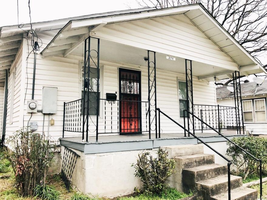 Cute 3 bedroom/2 bathroom house located just blocks from Oaklawn Racing and Gaming. Perfect investment property and ideal for a family! This home is licensed with the city of Hot Springs as a short term rental.