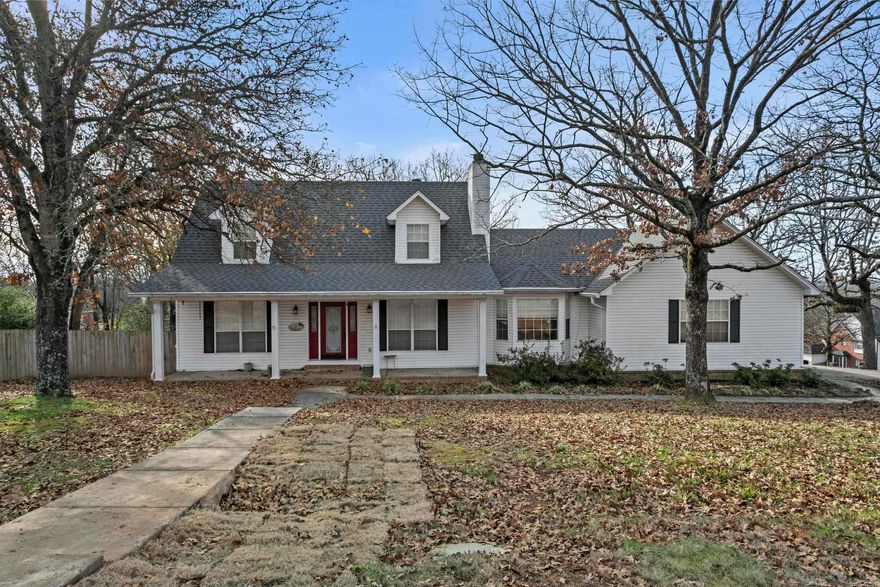 This inviting 3-bedroom, 2.5-bathroom home sits on a spacious lot with a fully fenced backyard—perfect for pets, play, and outdoor entertaining. Conveniently located just minutes from town, you’ll enjoy the balance of privacy and accessibility. Inside, the home offers comfortable living spaces, modern amenities, and plenty of room for family or guests.