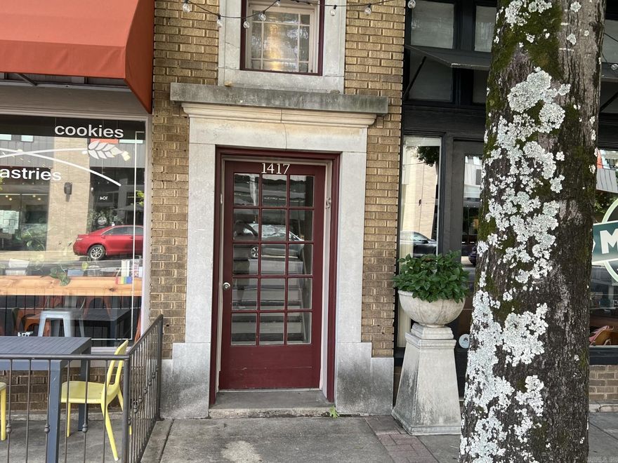 Great loft apartment above Boulevard Bread in the SOMA area of Little Rock. Hardwood floors, vintage interior, all the old world charm.