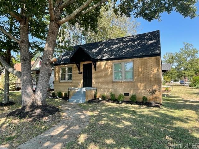 COME CHECKOUT, HUGE PRICE CHANGE! Cease the moment! Come experience downtown Little Rock living. A fully, renovated 1930ās home in the Weldon E Wrightās community. This single-family home offers lots of large rooms starting with its open formal living & dining rooms. A separate family-room. A very large eat-in Kitchen with Shaker style cabinetry & a breakfast island. A gracious, modern butlerās pantry with a wine cooler, quartz countertops, & lots of countertop space and storage. āTonsā of kitchen cabinetry. Frigidaire appliances include a gas stove, dishwasher, & microwave. Eloquent primary bedroom and en-suite offer a large walk-in glass & tile shower, a soaking tub, large double-sinks with quartz countertop, and a huge closet with lots of storage & natural lighting. The guest bathroom is huge with its double-sinks, quartz countertops, linen storage, & tub and shower combination. The guest bathroom offers access to a very large guest bedroom & walk-in closet. Crown-molding throughout that creates a warm touch to each room. Recess lighting. New architectural roof shingles (2022), New HVAC & Electric Water Heater (2023), all NEW windows (2023). AGENTS SEE CONFIDENTIAL REMARKS.