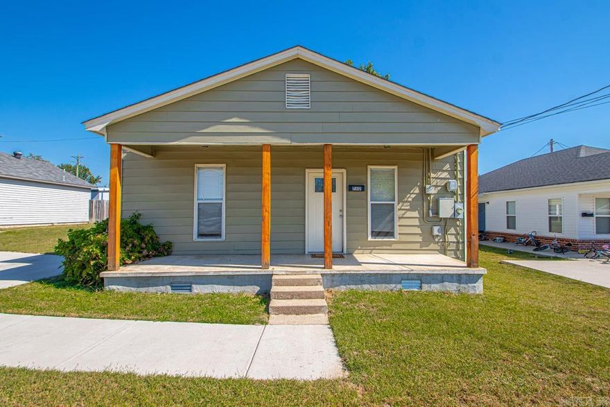 Nice Home Located in The Heart of Benton. Amenities include: Approximately 1232 Square Feet, 3 Bedrooms ( 3 Bedroom is Bedroom / Office ), 1 Bathroom, Granite Tops in Kitchen, Gas Range, Kitchen / Dining Combo, Front Sitting Porch, Glassed in Sunroom, Nice Level Lot, 2 Car Parking Pad, Benton Schools... And Much More....