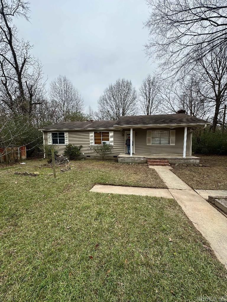 English: Charming 3-bed, 1-bath home (1,200 sq ft) with potential for a 2nd bath! Needs some TLC but offers great value. Available with owner financing. Don't miss this opportunity to own a home with flexible terms! Español: Encantadora casa de 3 recÔmaras y 1 baño (1,200 pies²) con potencial para un 2º baño. Necesita algunas mejoras pero tiene gran valor. Se vende con financiamiento del dueño. No pierdas esta oportunidad de ser dueño con términos flexibles!