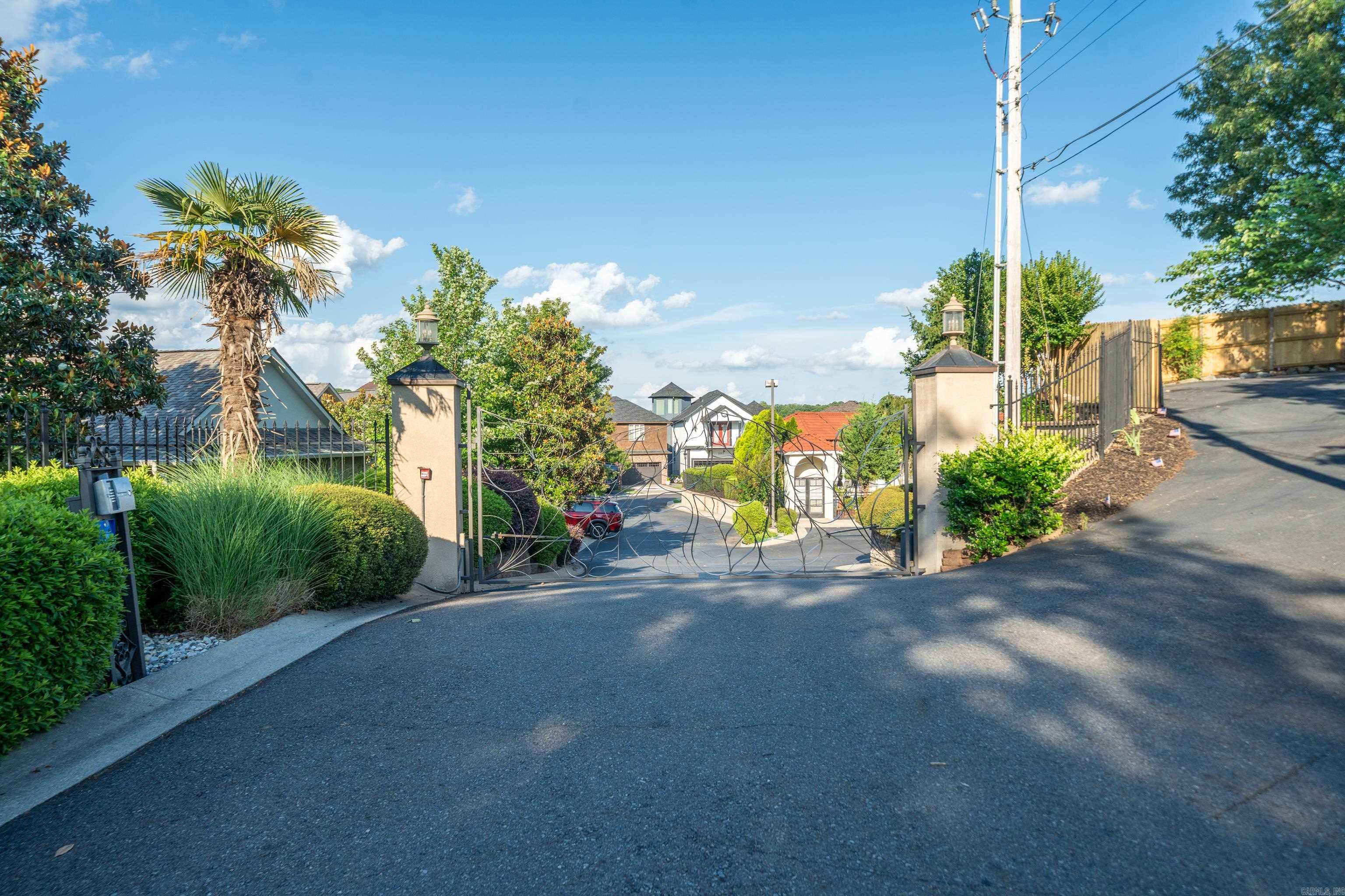 PARADISE LAKE VILLAGE TOWNHOME - Residential
