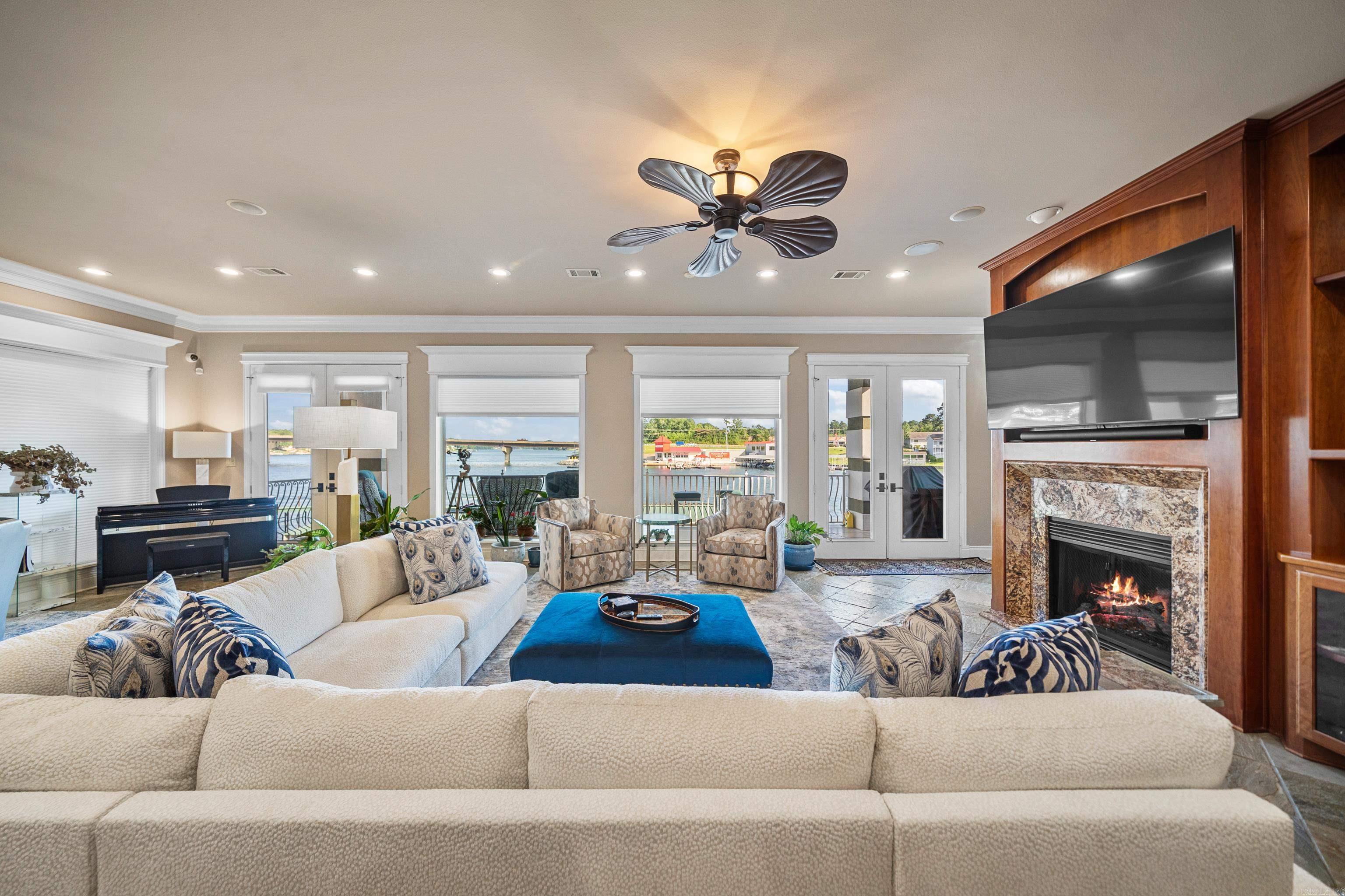 PARADISE LAKE VILLAGE TOWNHOME - Residential