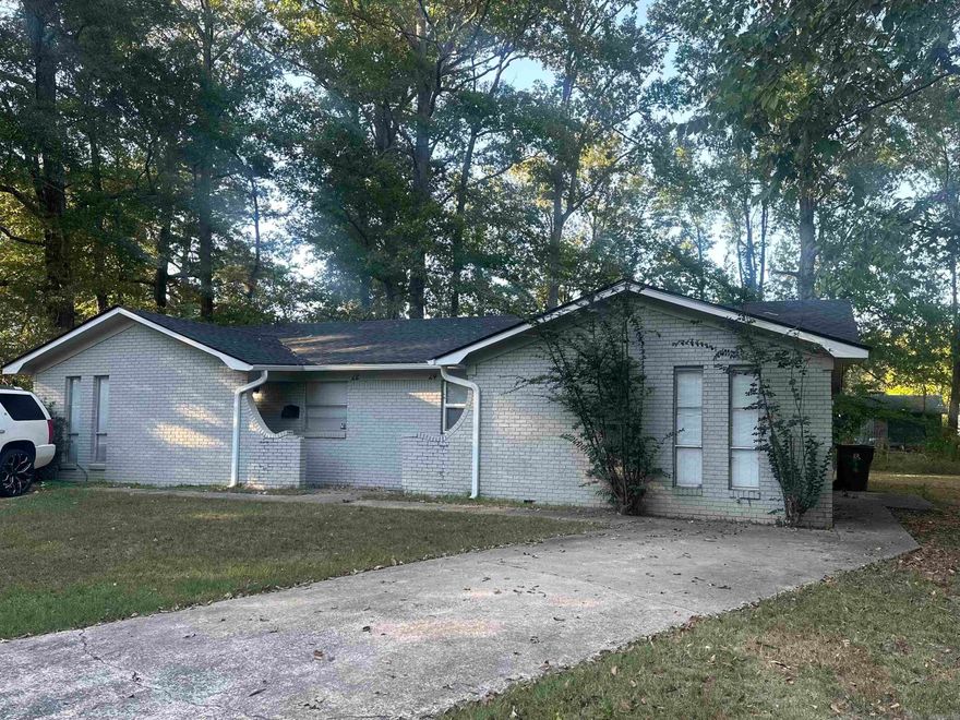 FANTASTIC INVESTMENT OPPORTUNITY!! INVESTORS THIS IS ONE THAT YOU WANT TO ADD TO YOUR PROFOLIO. YOU CAN LIVE IN ONE SIDE & ALLOW THE OTHER SIDE TO PAY FOR THE ENTIRE UNIT!! THE POSSIBILITIES ARE ENDLESS!! THESE UNITS HAVE BEEN TOTALLY RENOVATED! NEW ROOF, PAINT, FLOORING, FIXTURES, 6 Panel Interior Doors through out, laminate & tile floors, ETC. THE LIST GOES ON!! THIS PROPERTY WILL NOT LAST LONG!!