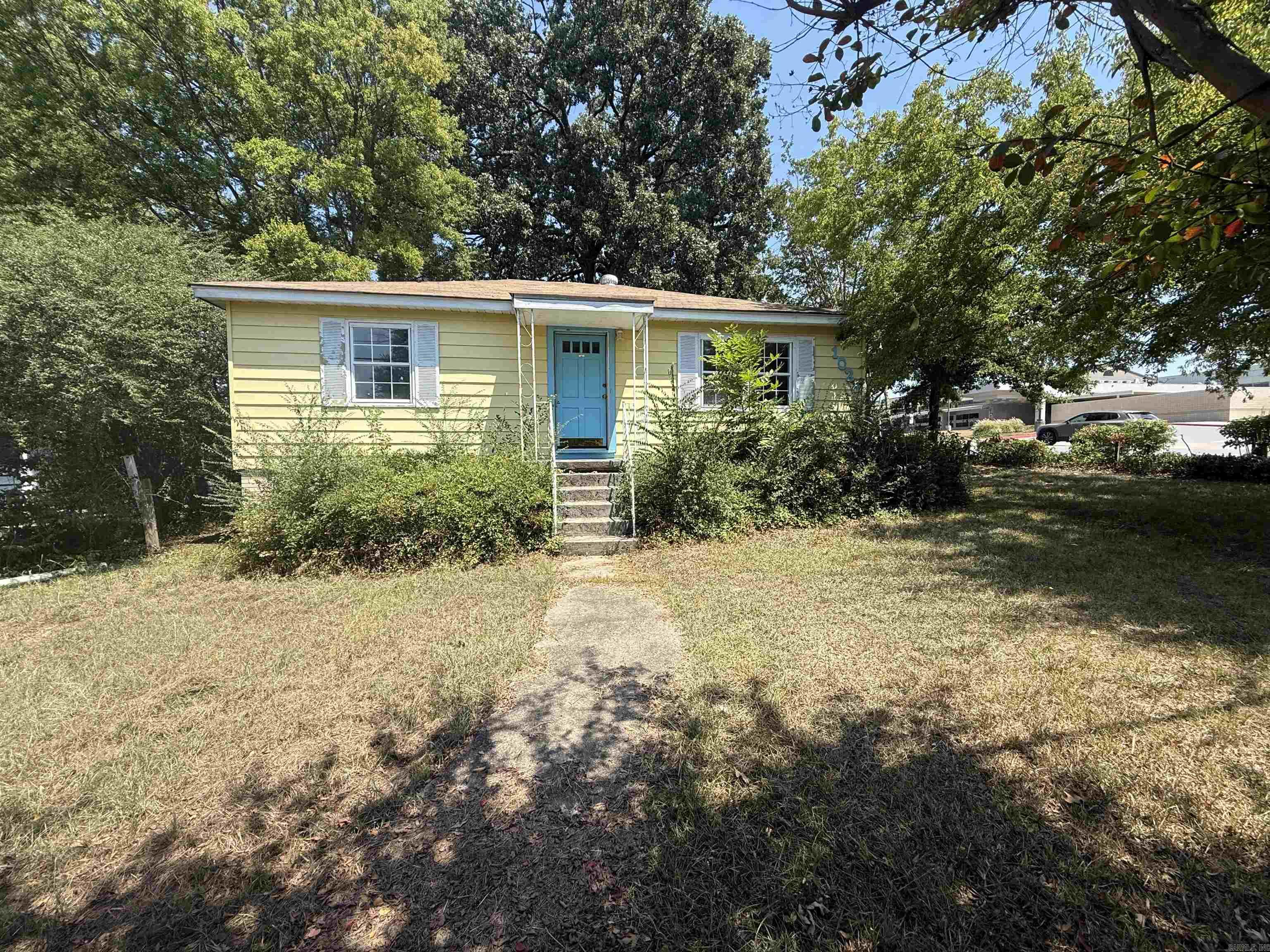 Full of charm and modern touches, this 3-bedroom, 2-bath home sits on a desirable corner lot across from Benton High School, just a short walk to Tyndall Park and minutes from downtown Benton. Inside, hardwood and tile floors complement a home filled with character, while a spacious kitchen with ample storage and granite countertops brings a fresh, polished feel. The inviting layout offers comfortable living and dining spaces in a location thatās close to everything Benton has to offer.